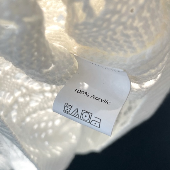 Lace white top / sweater with ruching details at the cuffs and lace sleeves - Picture 5 of 6